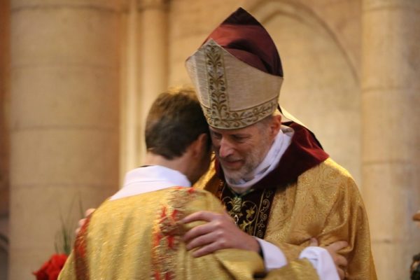 Baiser fraternel avec le Père évêque