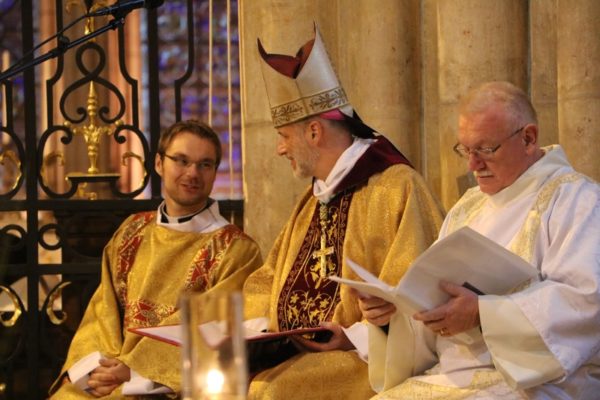 Moment de complicité entre le père évêque et Arnaud