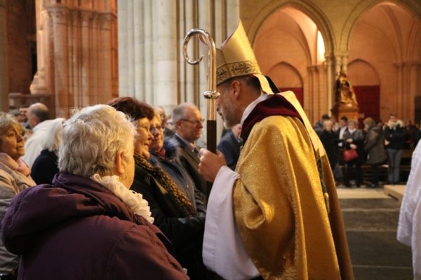 Mgr Renauld de Dinechin salue la famille d'Arnaud Boré