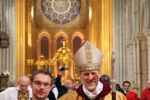 Arnaud Boré et Mgr Renauld de Dinechin à l'issue de la messe d'ordination diaconale