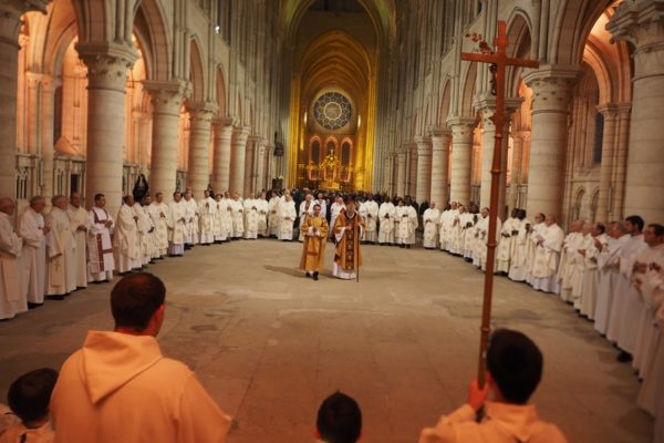 Le Père évêque et Arnaud saluent les prêtres, diacres et servants d'autel à l'issue de la messe d'ordination diaconale