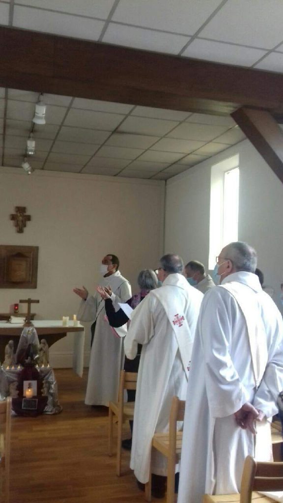 Retraite des diacres - Louange dans la chapelle de la maison Sainte-Croix à Belleu