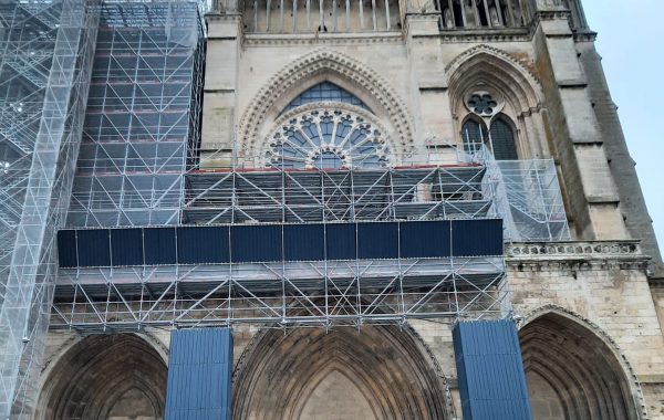 Travaux cathédrale Soissons - Bientôt la rosace sera dégagée au dessus du porche central. Toute neuve.