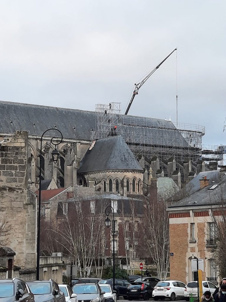 Travaux cathédrale Soissons - La grue au dessus du toi de la cathédrale