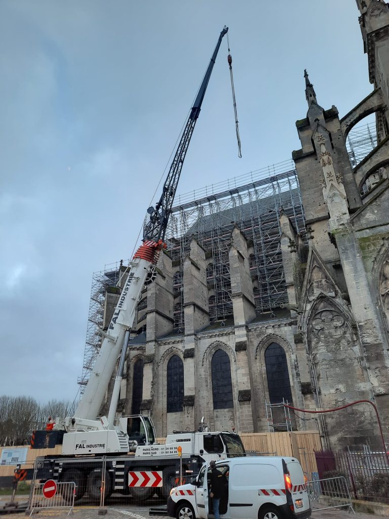 Travaux cathédrale Soissons - Le sommet de le grue dépasse le fait de la cathédrale