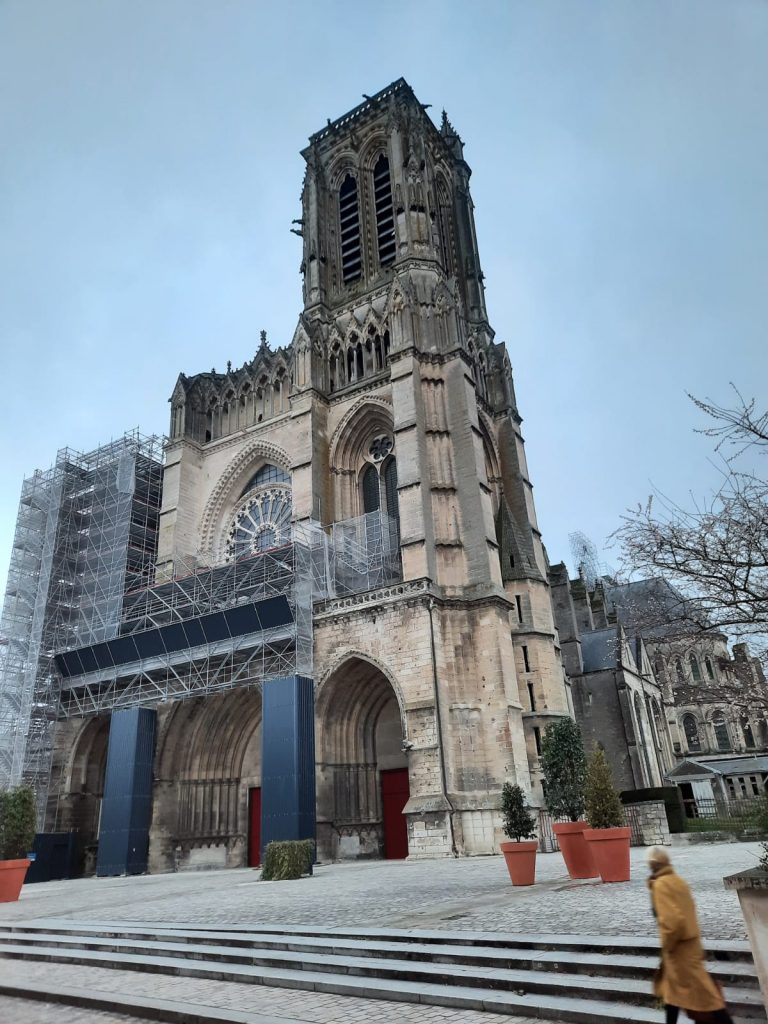 Travaux cathédrale Soissons - L'imposant échafaudage de la façade Ouest est en phase de démontage