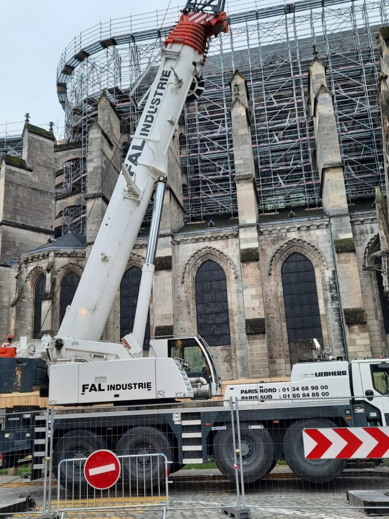 Travaux cathédrale Soissons - L'imposante grue nécessaire à monter les matériaux pour l'échafaudage et la restauration